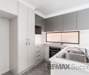 Modern Easy-Care Living in Central Wilsonton - Photo 4