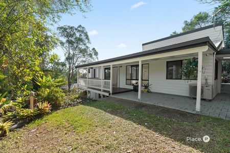 Light-Filled Retreat with Modern Style and Leafy Surroundings - Photo 4