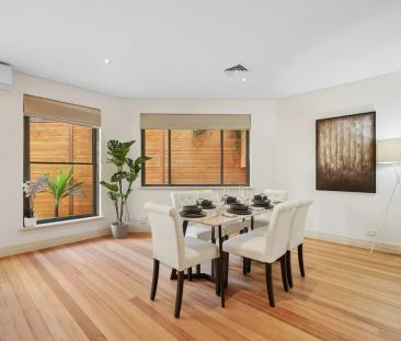 MODERN TOWNHOUSE IN CONVENIENT LOCATION! - Photo 1
