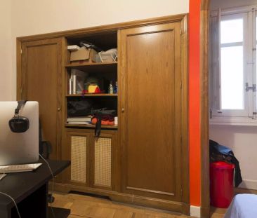 Double bed in Rooms in a colorful and bright seven bedroom apartment - Photo 5