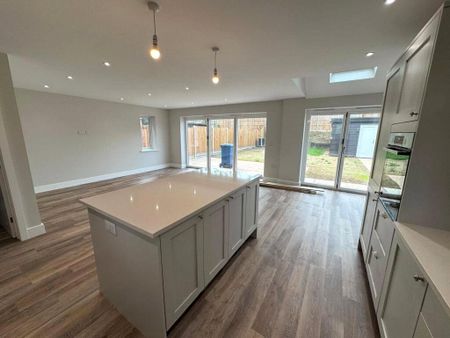 4 bedroom detached house to rent - Photo 2