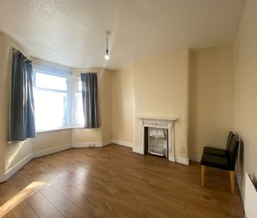 1 Bed Flat, Lowbrook Road, IG1 - Photo 3