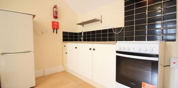 Chertsey Bridge Road, Chertsey - Photo 2