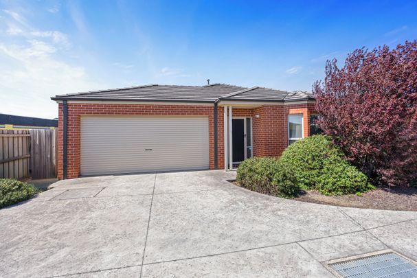 MODERN TOWNHOUSE IN CLOSE PROXIMEITY TO LAKE WENDOUREE & SHOPPING CENTERS - Photo 1