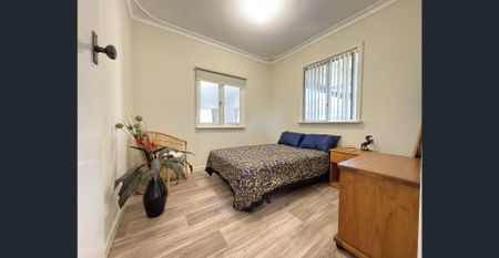 Stylish 3-Bedroom Home with Spacious Courtyard and Secure Parking - Photo 4