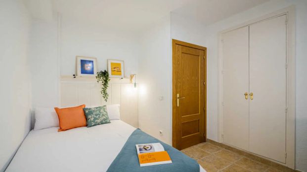 Room in a shared 25-bedroom apartment for rent in Valdeacederas. - Foto 1