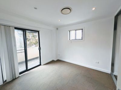 Immaculate Quiet Rear Duplex with Ducted Air Conditioning - Photo 3