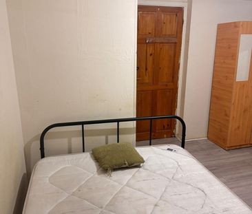 Room in a Shared House, Cowbridge Lane, IG11 - Photo 2
