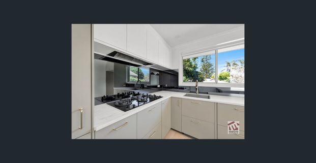 LIGHT-FILLED RECENTLY RENOVATED FAMILY HOME! - Photo 1