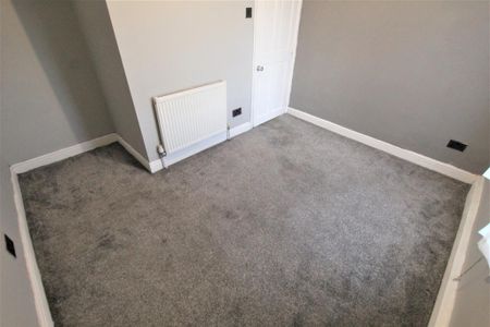 2 bedroom end of terrace house to rent - Photo 2