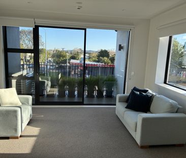 Modern One-Bedroom Apartment in the Heart of Point Chevalier - Photo 1