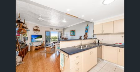 BREEZES, OCEAN AND AN UNCOMPROMISED LIFESTYLE - Photo 3