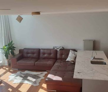 Cool and contemporary 2 bedroom apartment and carpark - Photo 2