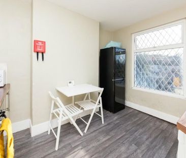 2 Bed Flat, Newmarket Road, BN2 - Photo 5