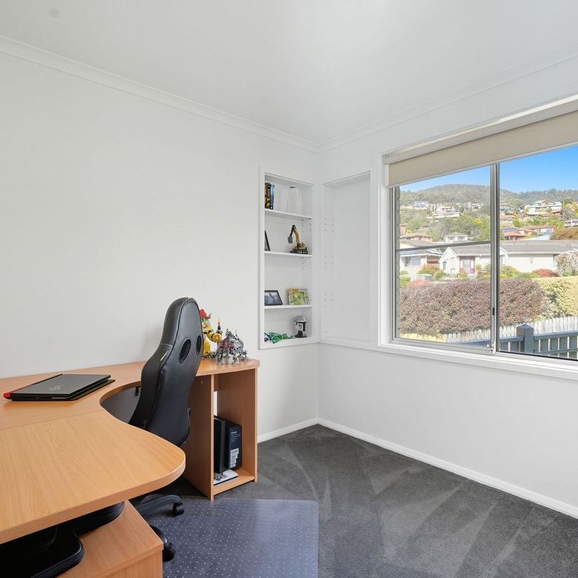Well Presented Three Bedroom family Home - Photo 1