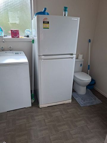 Dog friendly, Central, fully fenced, 3 bedrooms - Photo 4