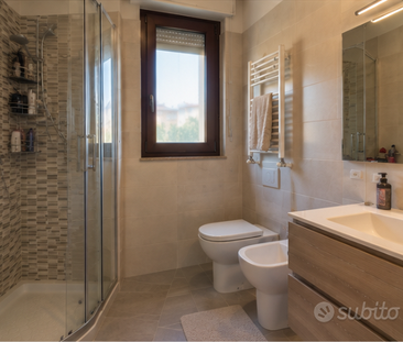 Luminosa stanza singola con bagno privato - Photo 3