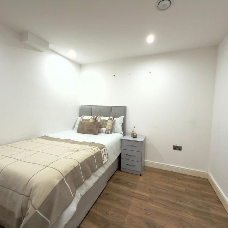 1 bedroom in a flat share to rent - Photo 1