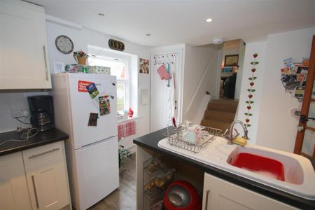 3 bedroom flat to rent - Photo 5