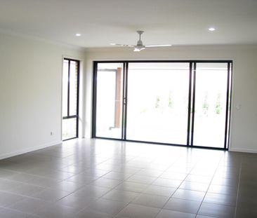 Family Home Conveniently Located Close to Parks, Schools, Shopping ... - Photo 1