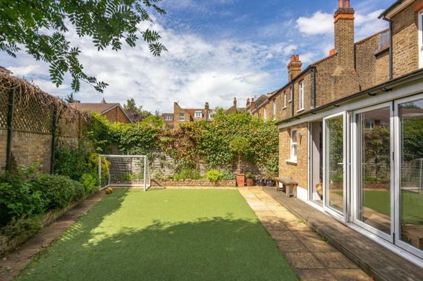 Stunning Large Dbl with ensuite close to excellent transport links in Acton - Photo 1