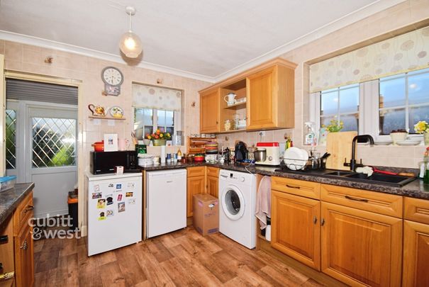 3 bedroom detached bungalow to rent - Photo 1