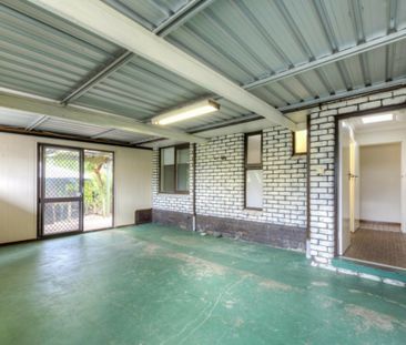 Peaceful Home: 4-Bed with Large Workshop - Photo 2