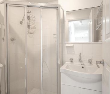 Freshly Painted 2 Bedroom apartment in the heart of Parramatta! - Photo 4