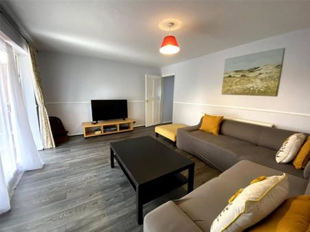 4 bedroom semi-detached house to rent - Photo 3