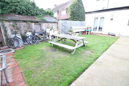 Hanworth Road, Hounslow - Photo 4