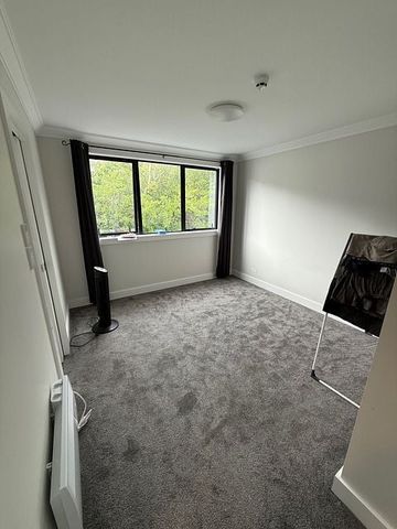 Modern 4 bedroom apartment with 2 ensuits - Photo 2