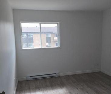 41/2 ou 5 1/2 Québec**Charlesbourg**Ascenseur**Béton**Frais peint**... - Photo 1