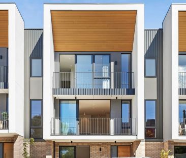 Brand-New Luxury 3-Storey Townhouse in Red Hill – Premium Living Aw... - Photo 3