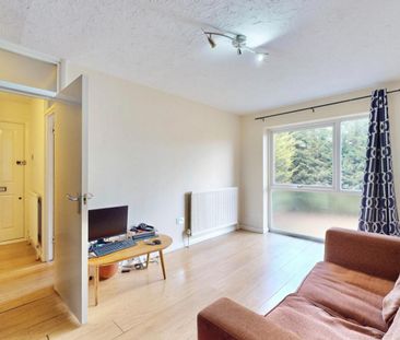 2 bedroom Flat To Let - Photo 2