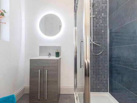 Luxury 7 Double En-Suite Bedrooms in a Shared Property - Photo 2