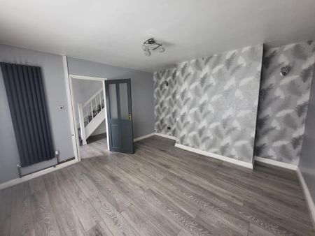 3 bedroom semi-detached house to rent - Photo 2