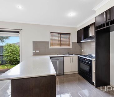 BEAUTIFUL FAMILY HOME - Photo 5