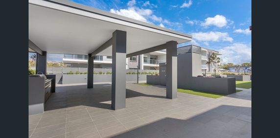 Stylish and bright unit close to the shopping heart - Photo 2