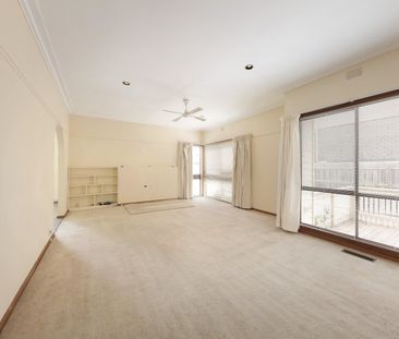 4 Luckins Rd, Bentleigh VIC 3204 - House For Rent | Domain - Photo 3