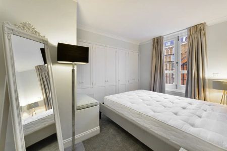 2 bedroom flat in South Kensington - Photo 2