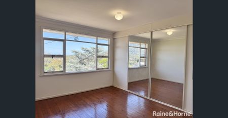 Spacious Three-Bedroom Home with Escarpment Views - Photo 2