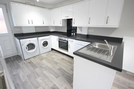 3 Bedroom House - Mid Terrace To Let - Photo 5