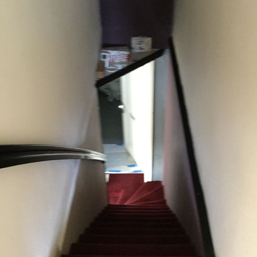 Agréable maison de ville jumelée d'un côté avec jardin garage et places de stationnement privées - Photo 1