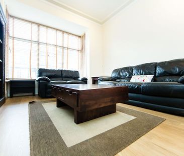 Burchett Grove, Woodhouse, Leeds - Photo 1