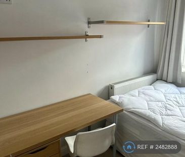 1 bedroom in a house share to rent - Photo 2