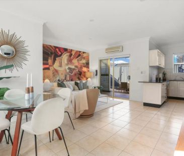 Sunny Boutique Villa in a Fantastic Location - Photo 3
