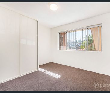 Large three bedroom unit in great location! - Photo 2