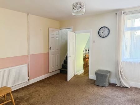 2 bedroom Terraced House To Let - Photo 4