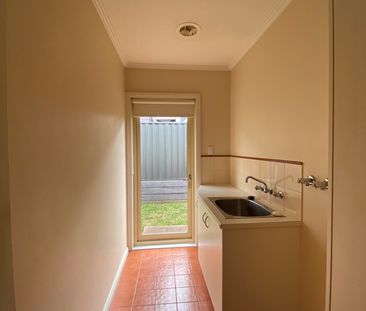 Low-Maintenance Townhouse in a Prime Essendon West Location - Photo 2