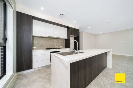 Beautiful & Spacious House Close to Amenities - Photo 5